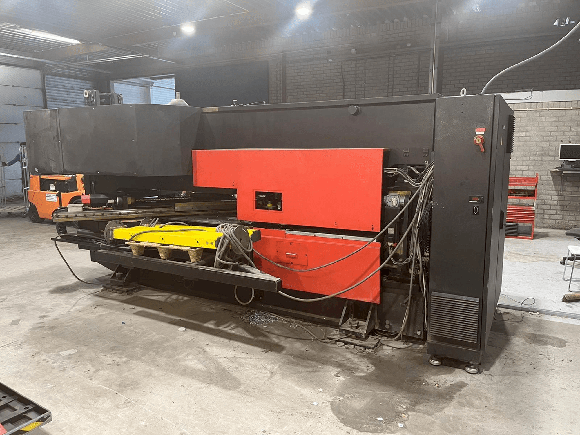 Prikaz stroja AMADA Arcade 212 sprijeda