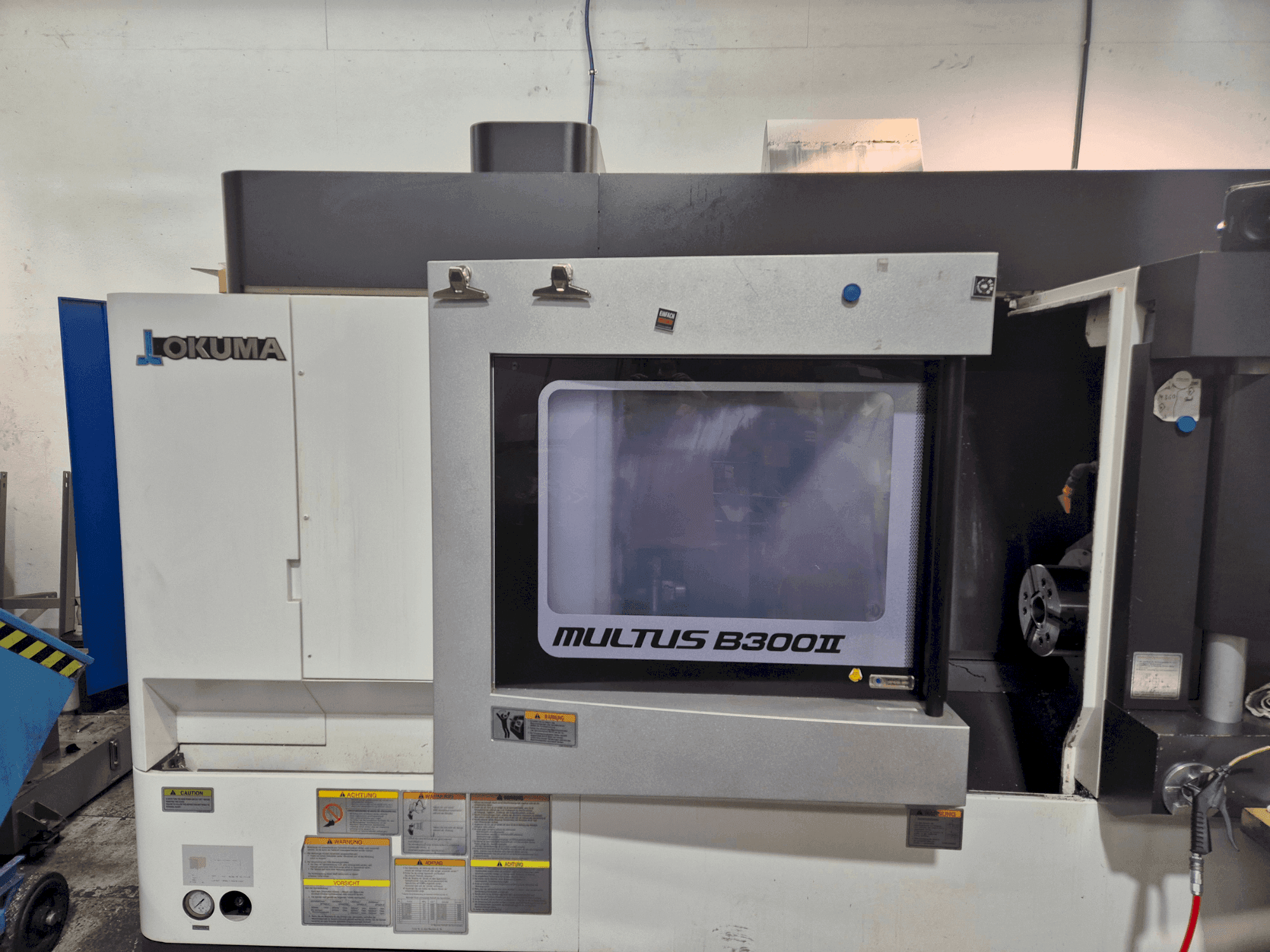 Prikaz stroja Okuma Multus B300 II sprijeda
