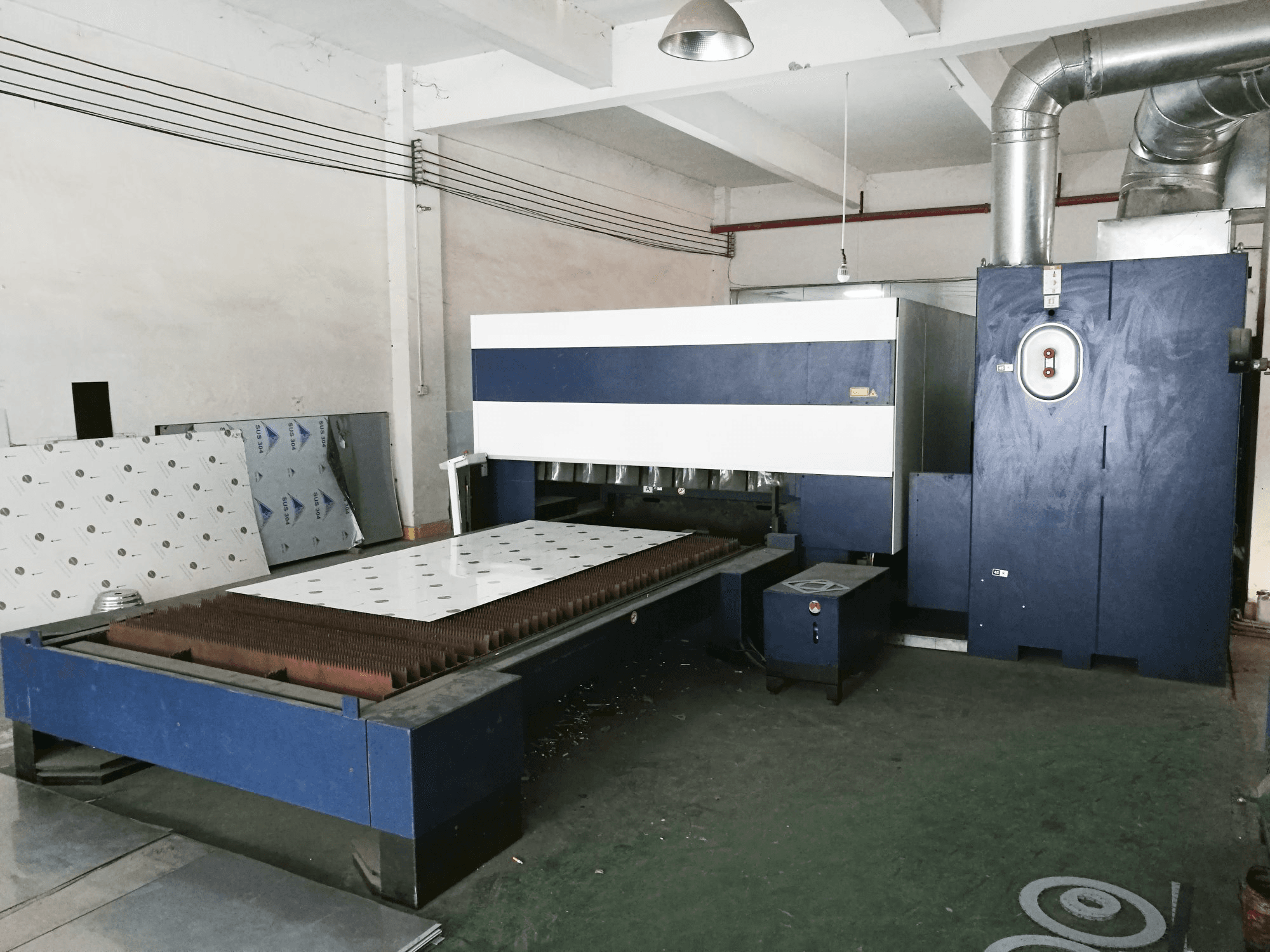 Prikaz 1 stroja Trumpf TruLaser 3030 zdesna