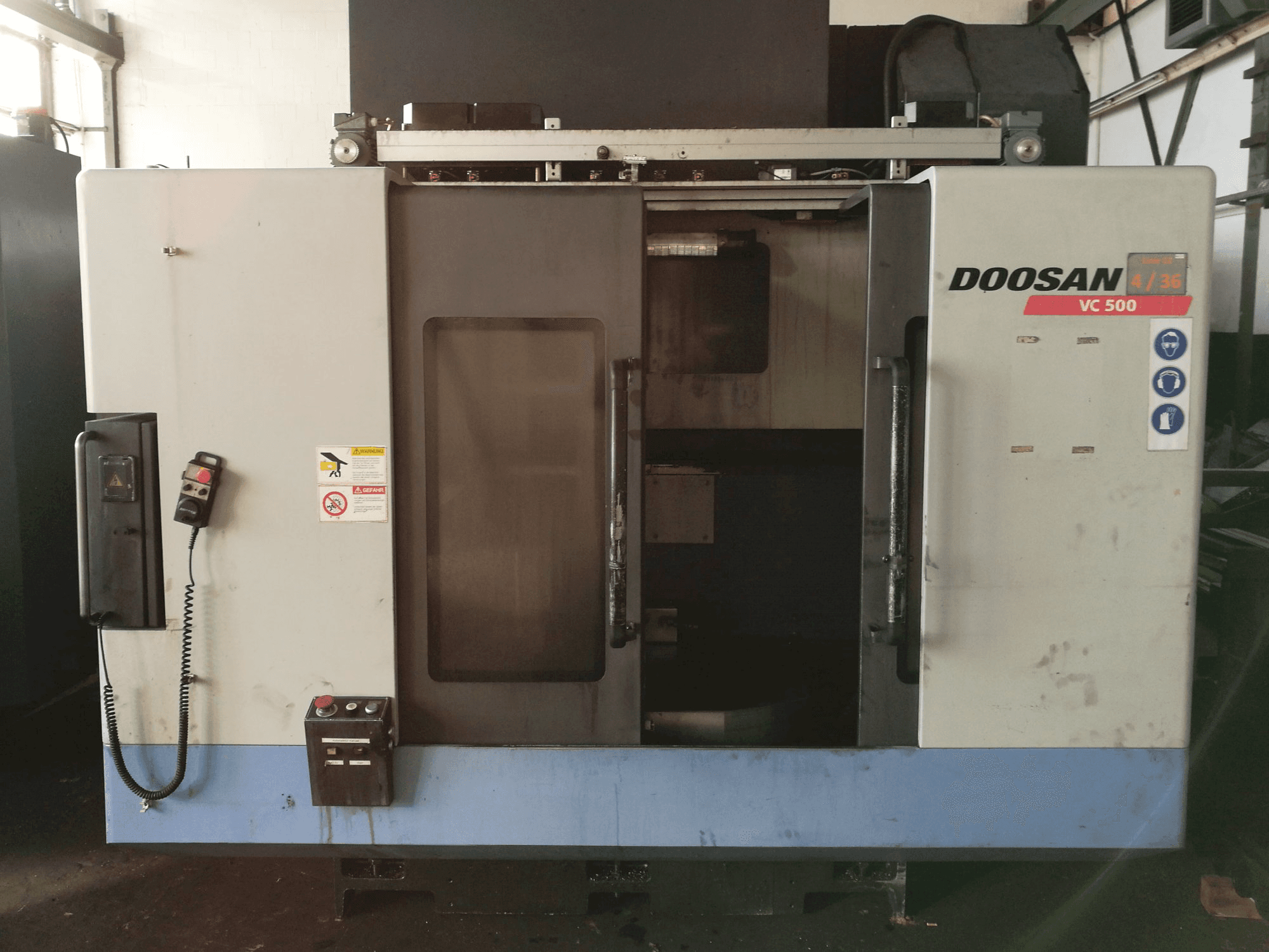 Prikaz stroja Doosan VC 500 sprijeda