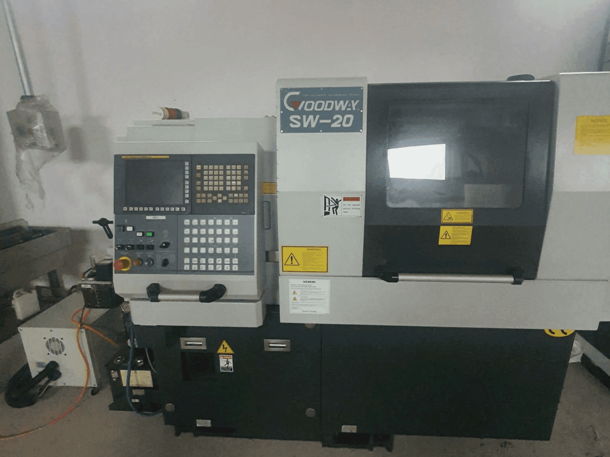 Prikaz stroja Goodway SW-20 sprijeda