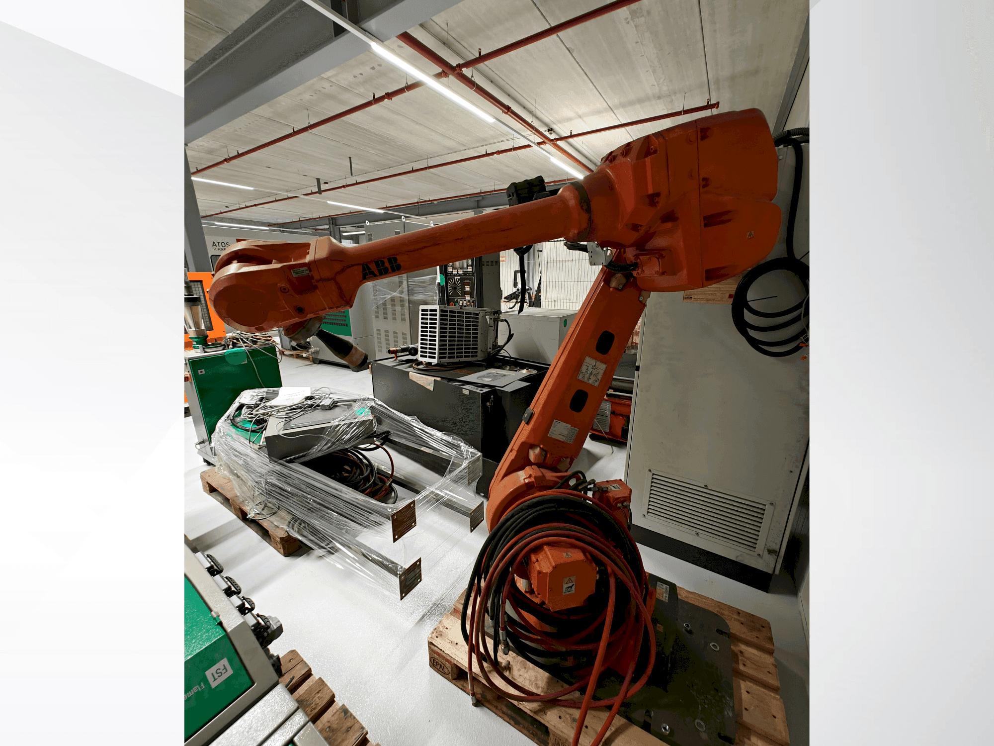 Prikaz stroja ABB IRB 4600 sprijeda