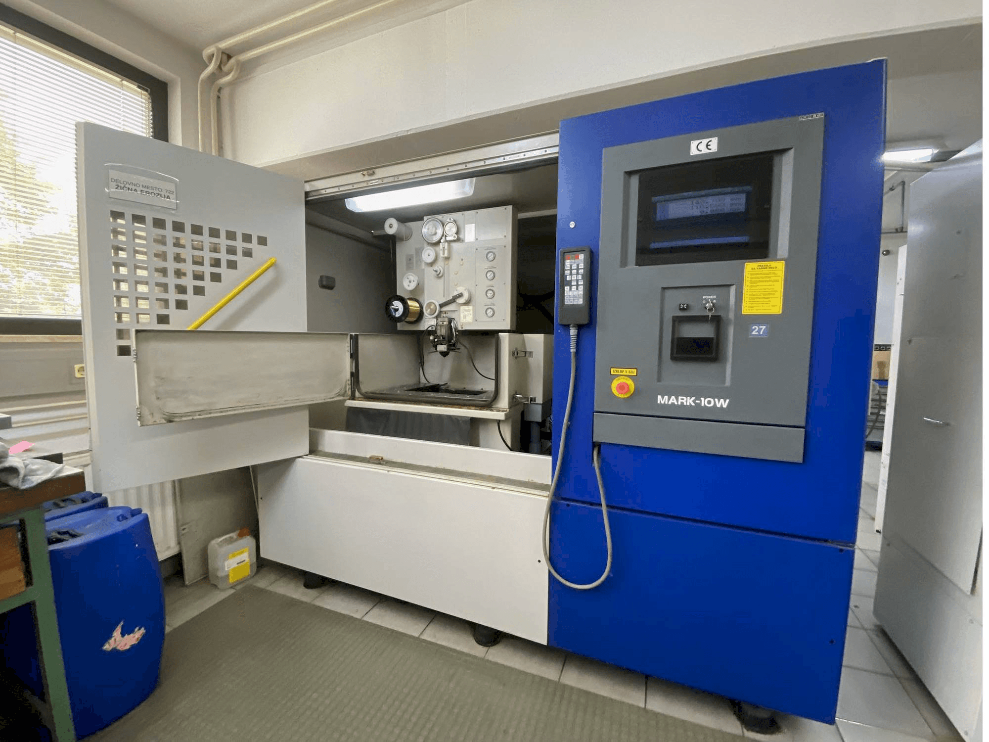 Prikaz stroja Hitachi 254Y sprijeda