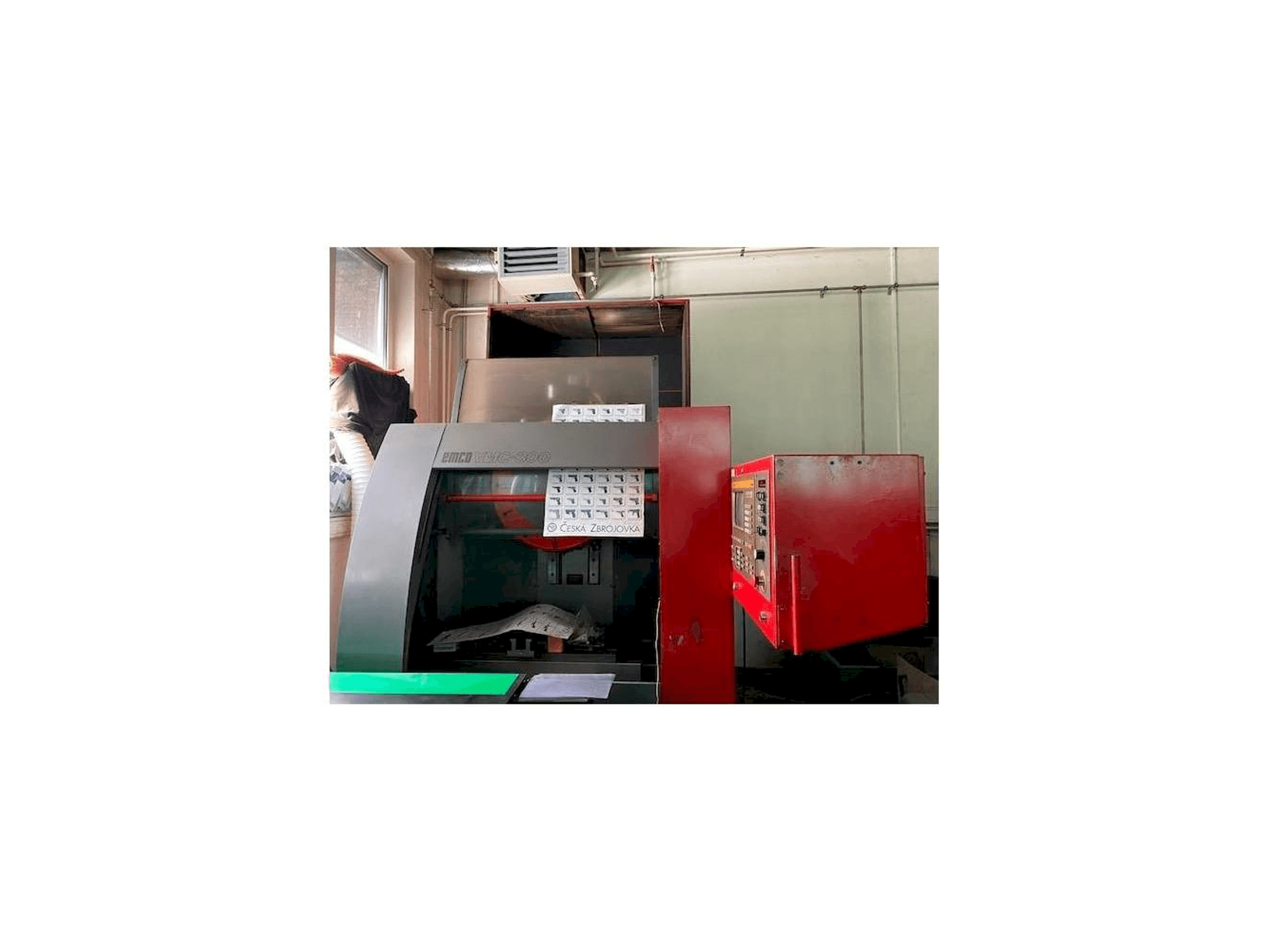 Prikaz stroja EMCO VMC 300 sprijeda