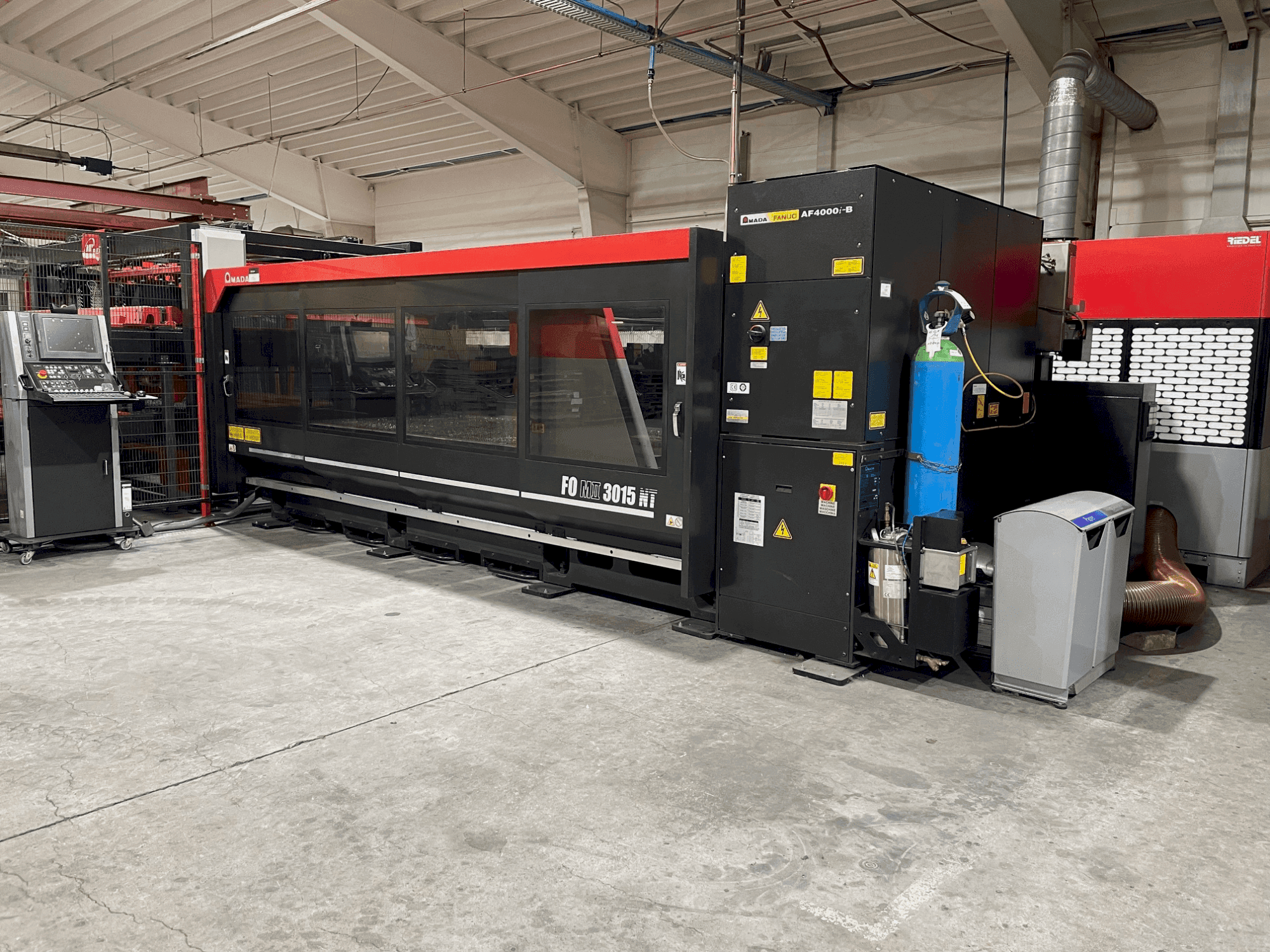 Prikaz stroja AMADA FOM2 3015 NT sprijeda