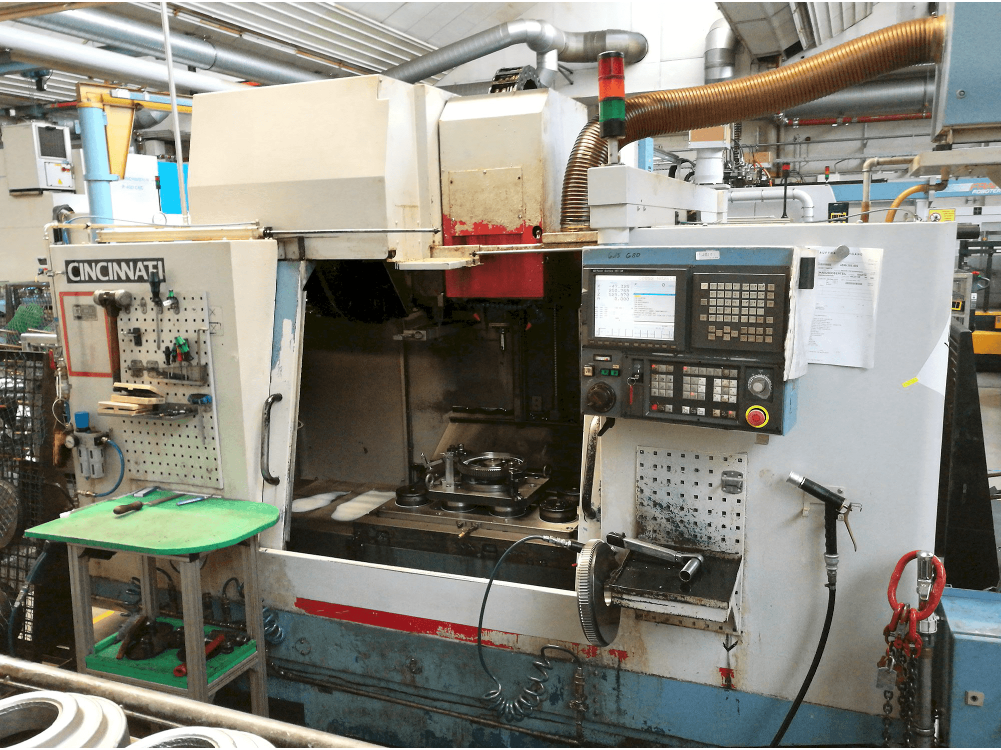 Prikaz stroja Cincinnati Sabre 1000 sprijeda