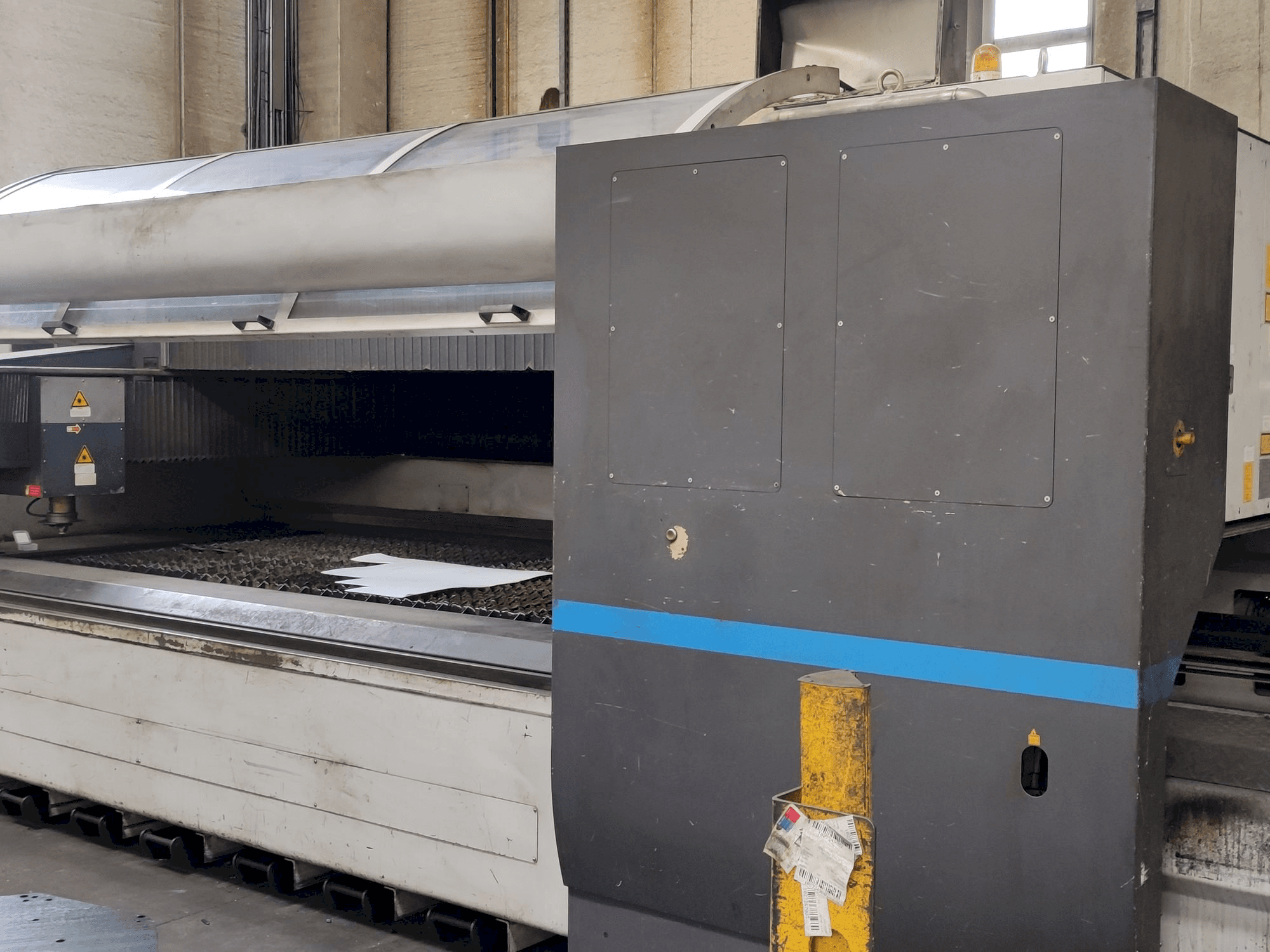 Prikaz stroja LVD AXEL 3015 S sprijeda