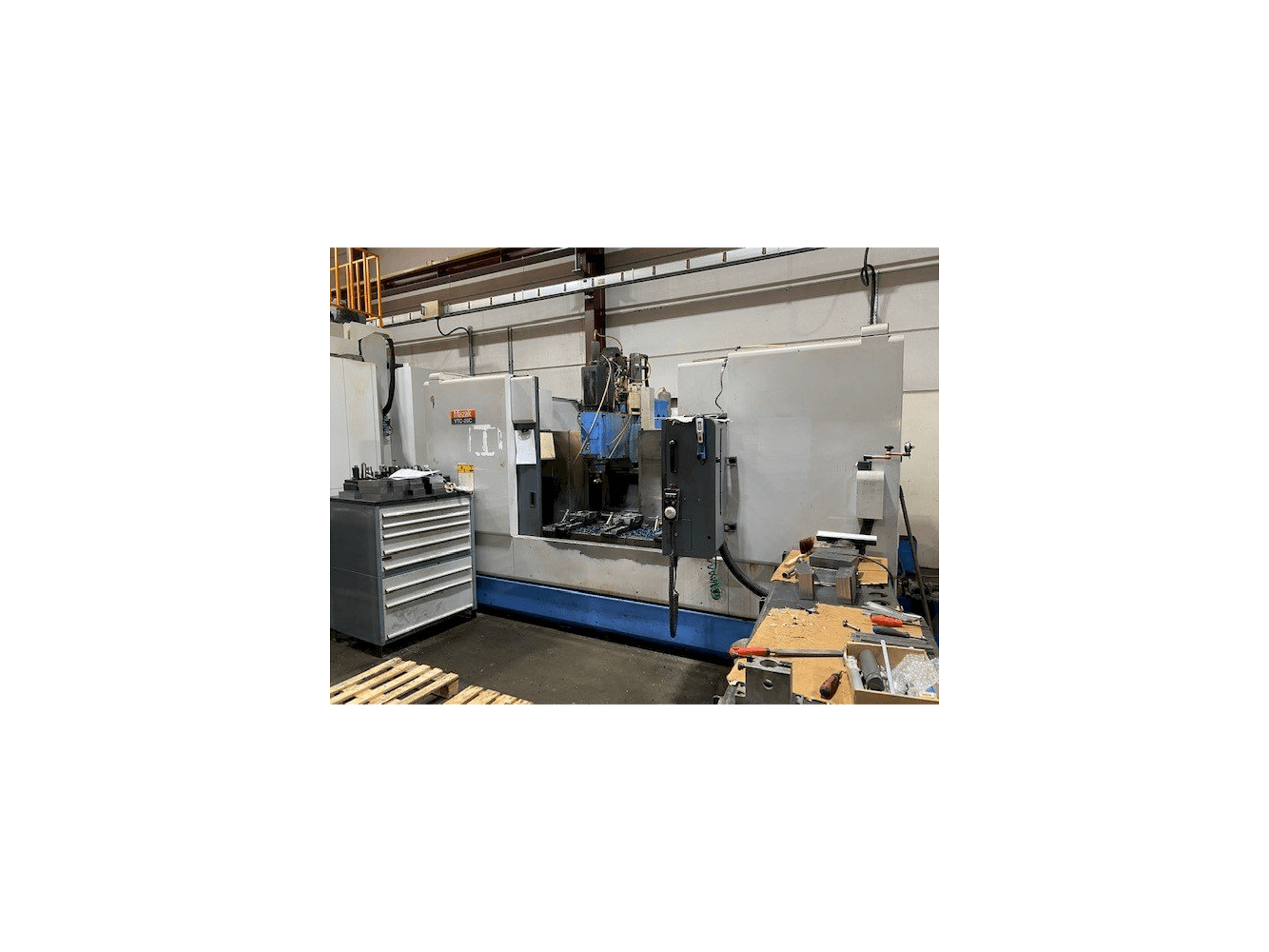 Prikaz stroja Mazak VTC-20C sprijeda